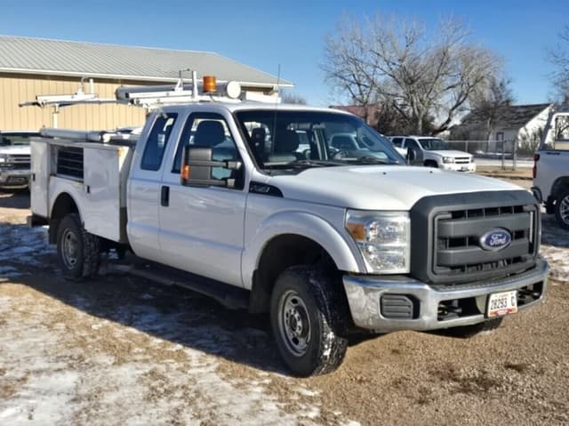 Image of Ford F-350 equipment image 2
