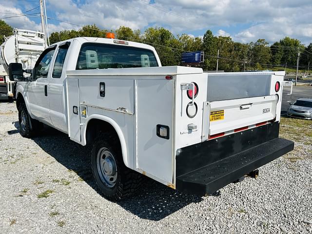 Image of Ford F-350 equipment image 2