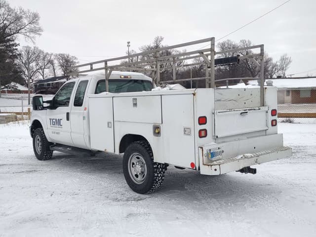 Image of Ford F-350 equipment image 2