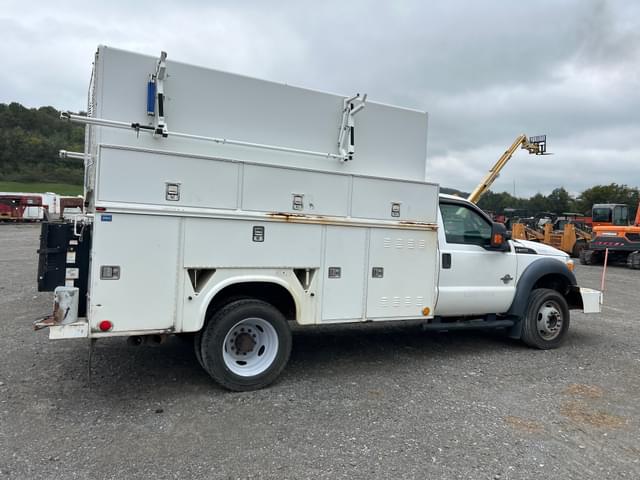 Image of Ford F-550 equipment image 3