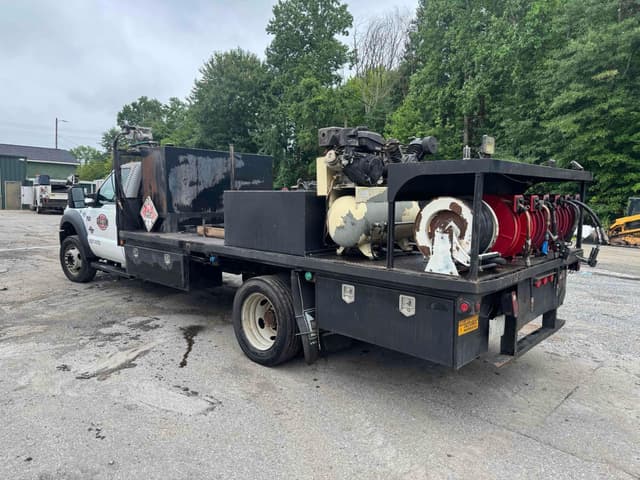 Image of Ford F-550 equipment image 2