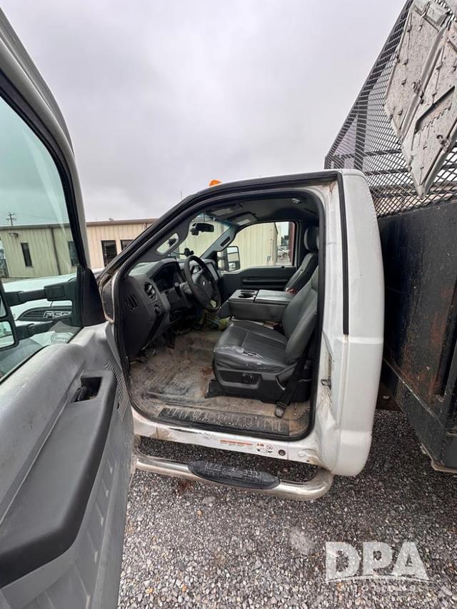 Image of Ford F-550 equipment image 4