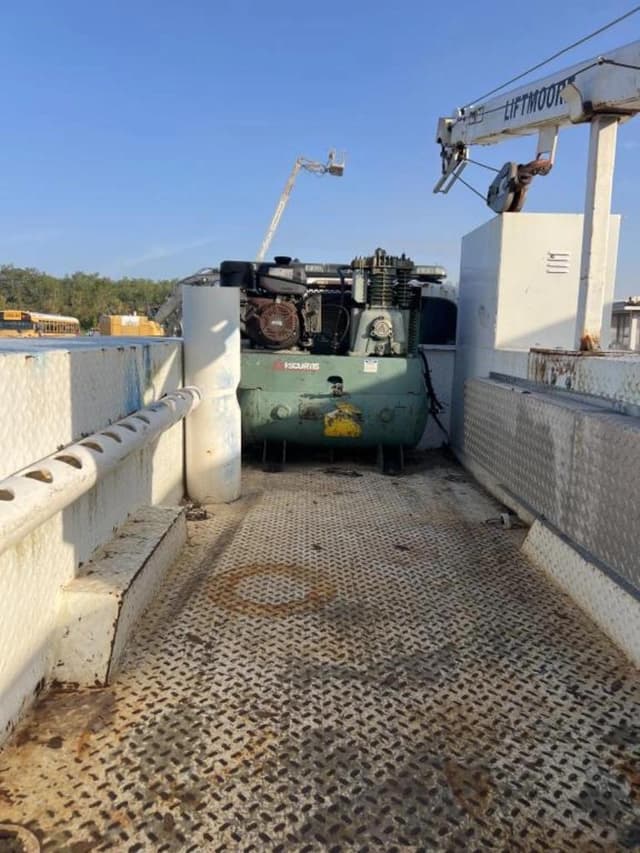 Image of Ford F-550 equipment image 2