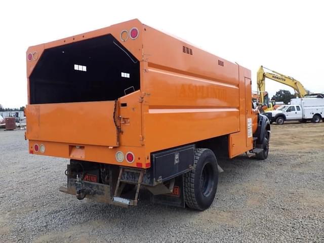 Image of Ford F-750 equipment image 3