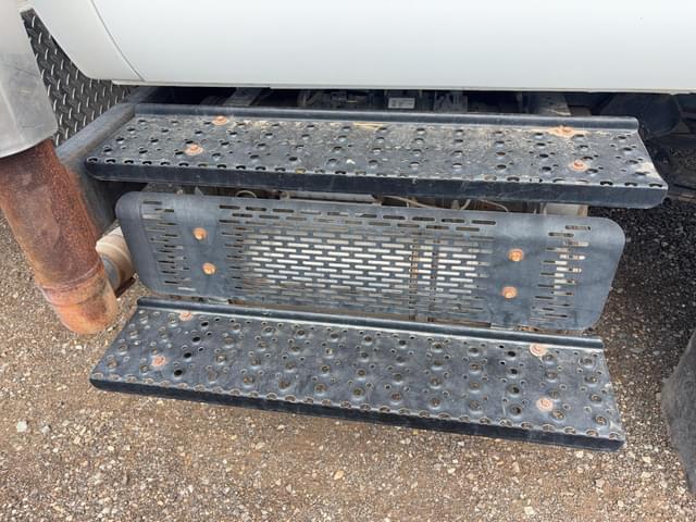 Image of Ford F-750 equipment image 4