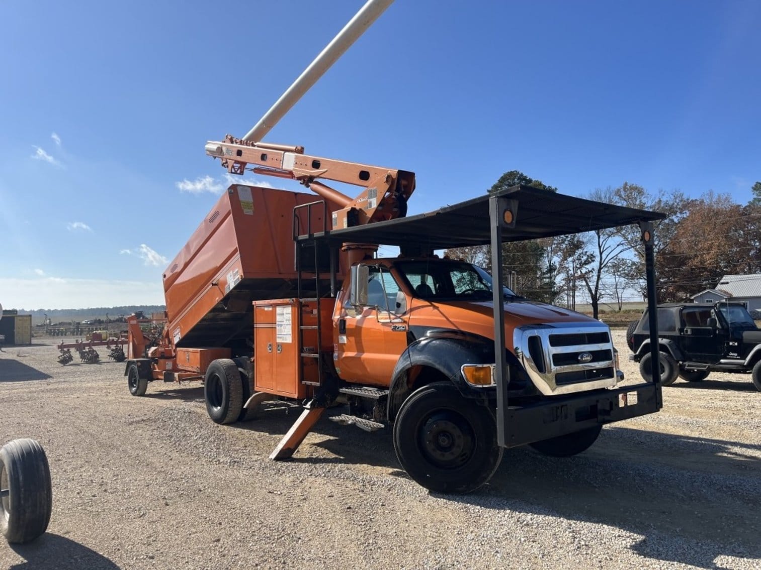 2013 Ford F-750 Equipment Image0