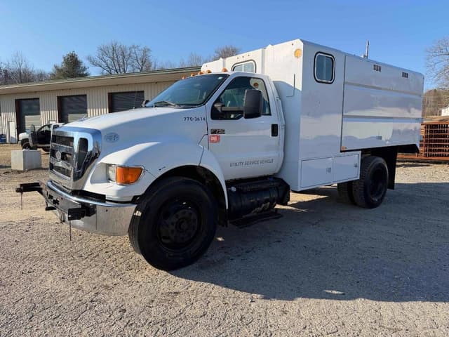 Image of Ford F-750 equipment image 4