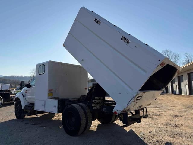 Image of Ford F-750 equipment image 3