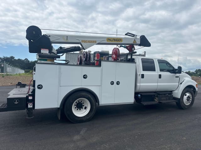 Image of Ford F-750 equipment image 3