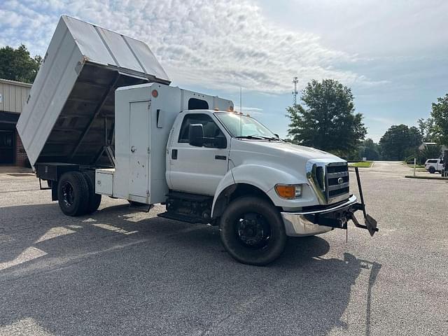 Image of Ford F-750 equipment image 2