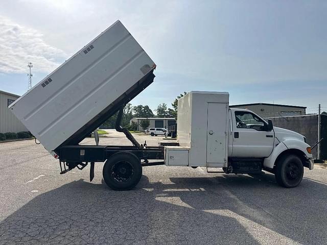 Image of Ford F-750 equipment image 3