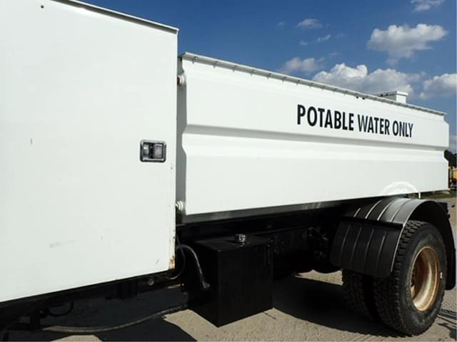 Image of Ford F-750 equipment image 4
