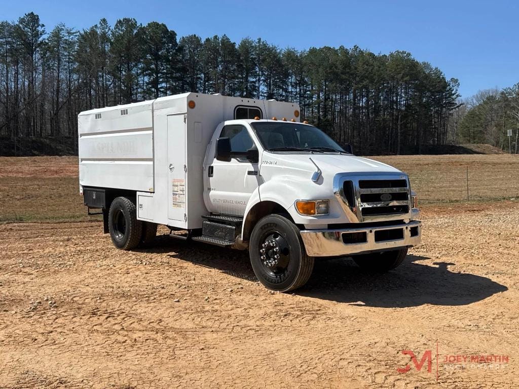 2013 Ford F-750 Equipment Image0