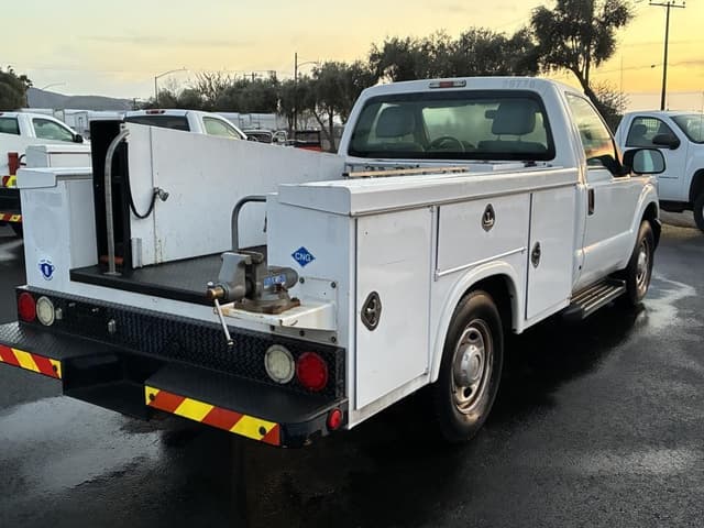 Image of Ford F-250 equipment image 2