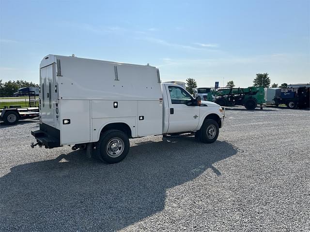 Image of Ford F-350 equipment image 3