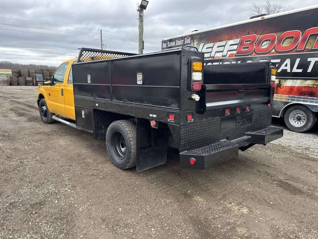 Image of Ford F-350 equipment image 2