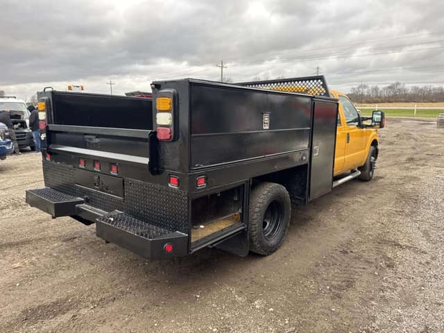 Image of Ford F-350 equipment image 4