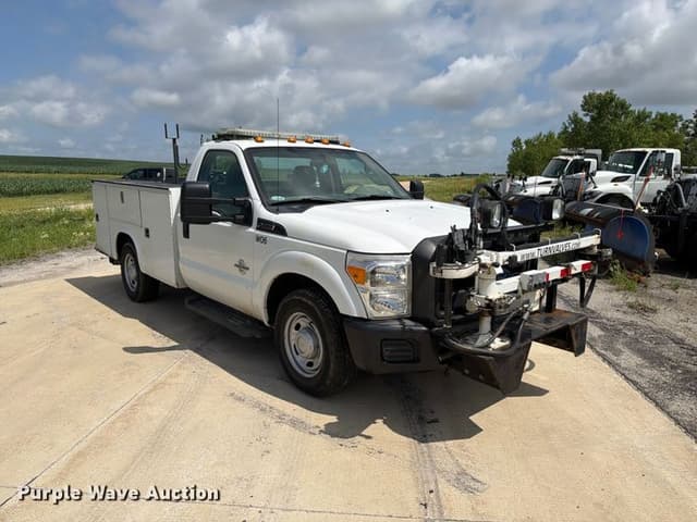 Image of Ford F-350 equipment image 2