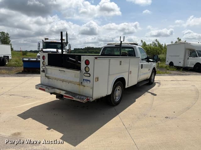 Image of Ford F-350 equipment image 4