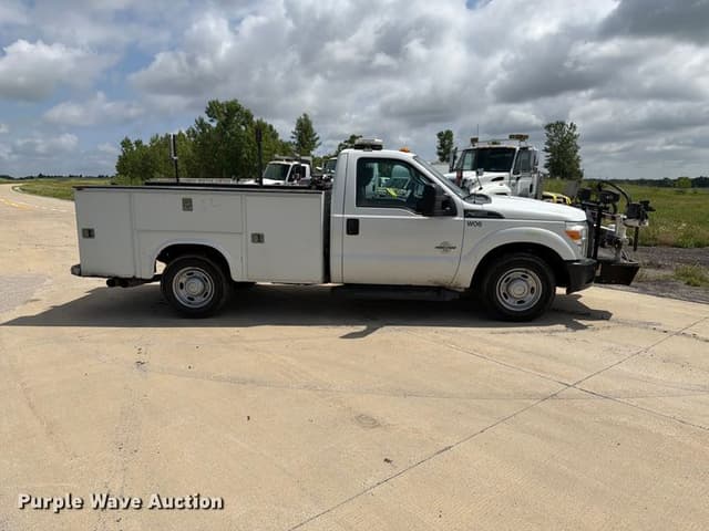 Image of Ford F-350 equipment image 3