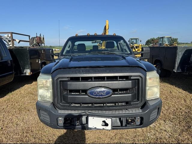 Image of Ford F-350 equipment image 2