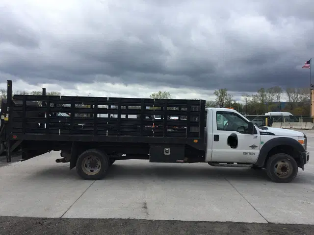 Image of Ford F-550 equipment image 3