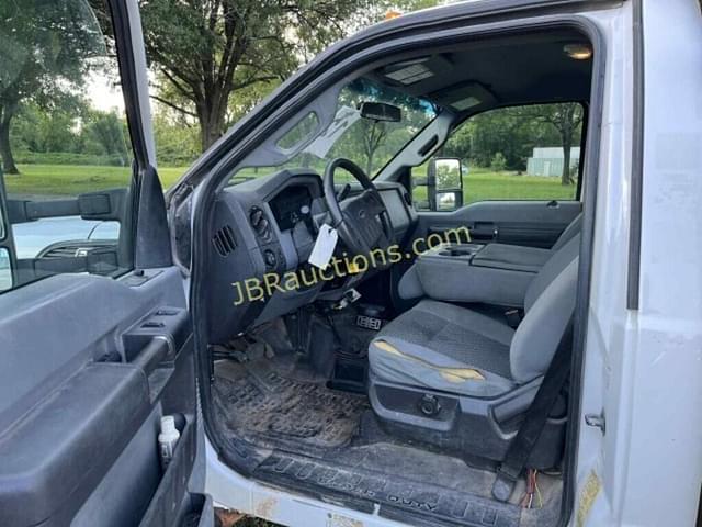 Image of Ford F-550 equipment image 4