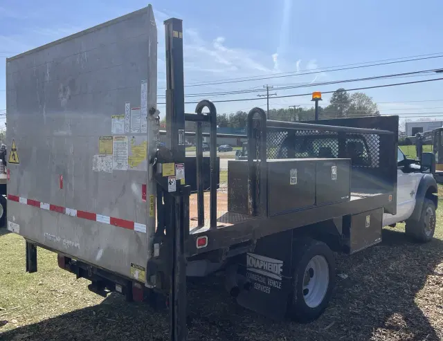 Image of Ford F-550 equipment image 4