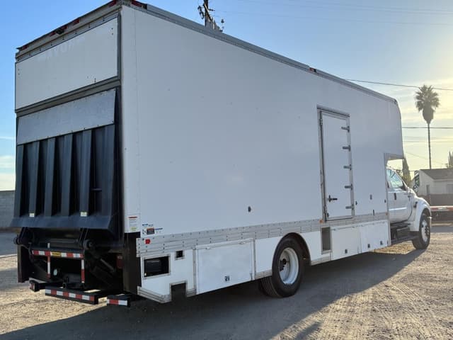 Image of Ford F-650 equipment image 2