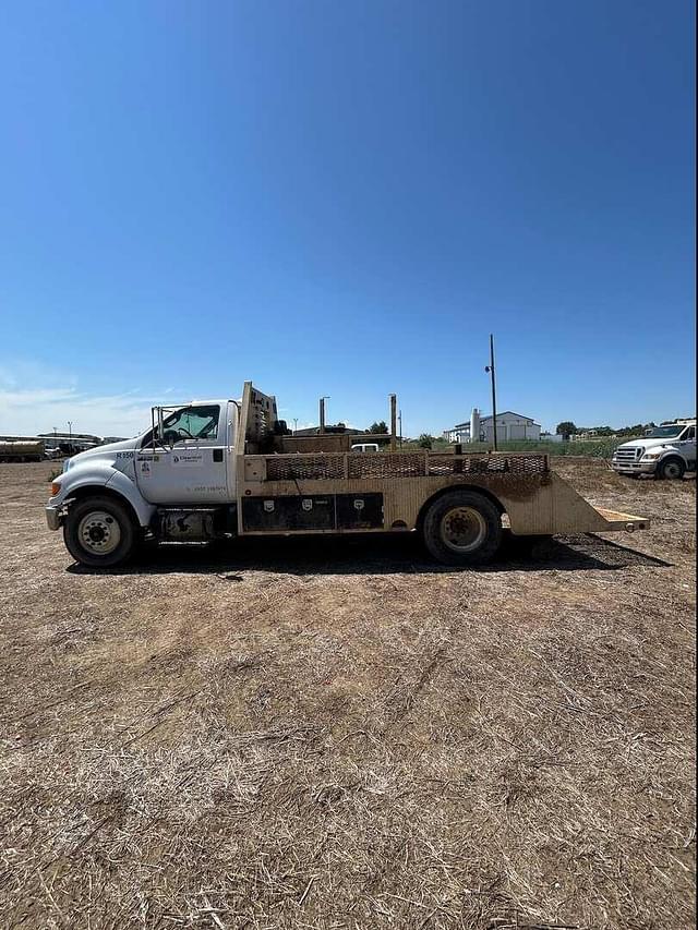 Image of Ford F-750 equipment image 4