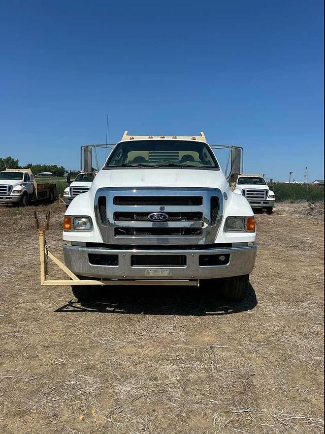 Image of Ford F-750 equipment image 2