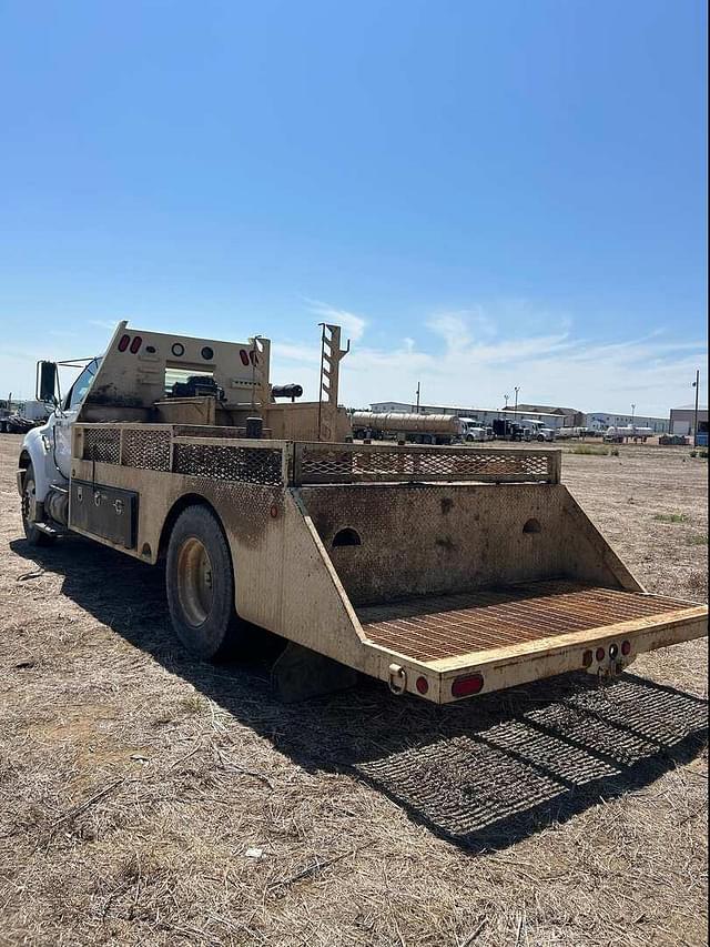 Image of Ford F-750 equipment image 3