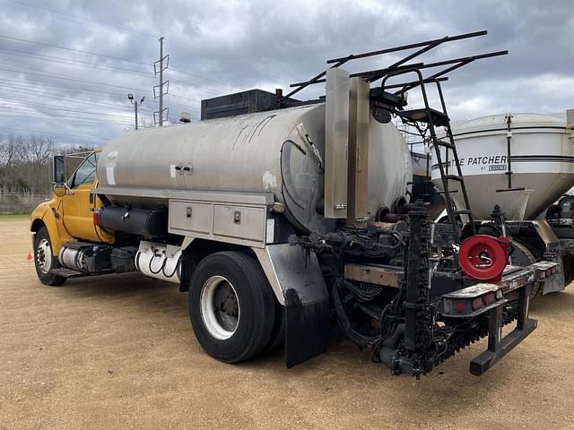 Image of Ford F-750 equipment image 1