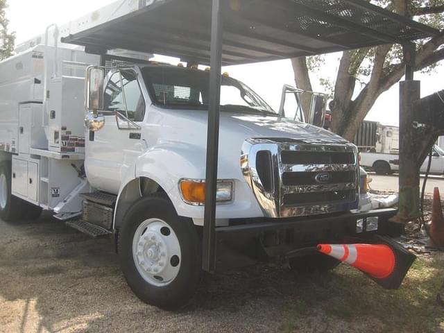 Image of Ford F-750 equipment image 1
