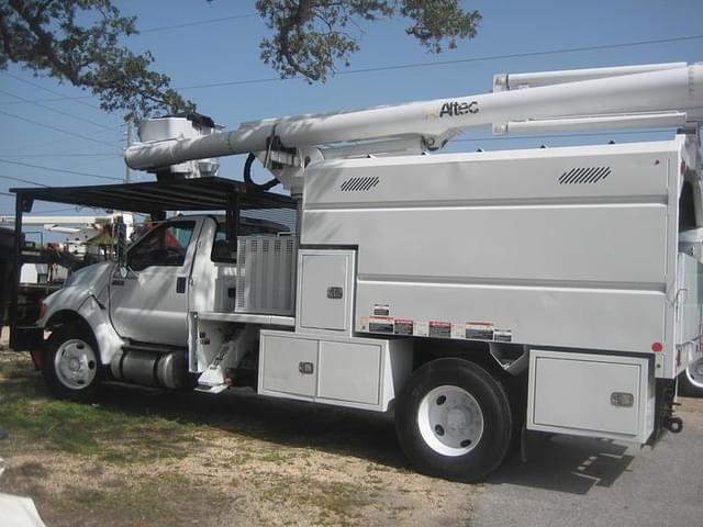 Image of Ford F-750 equipment image 2
