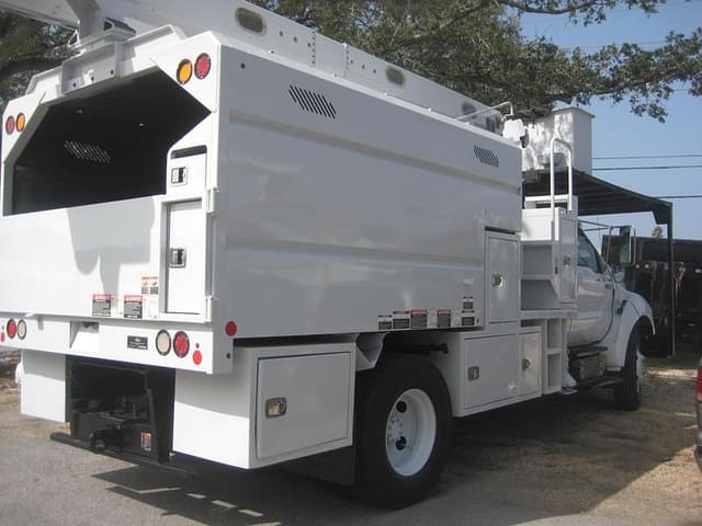 Image of Ford F-750 equipment image 4