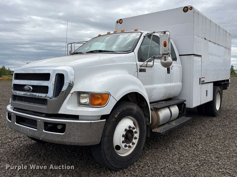 2013 Ford F-750 Equipment Image0