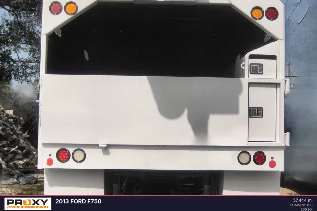 Image of Ford F-750 equipment image 3