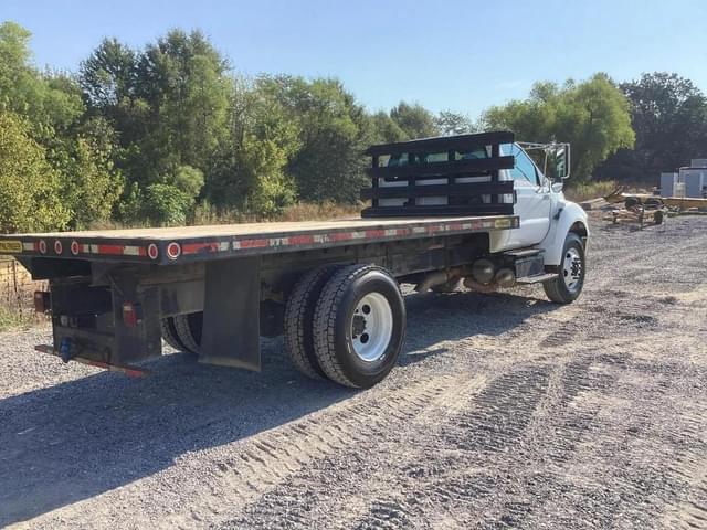 Image of Ford F-750 equipment image 4