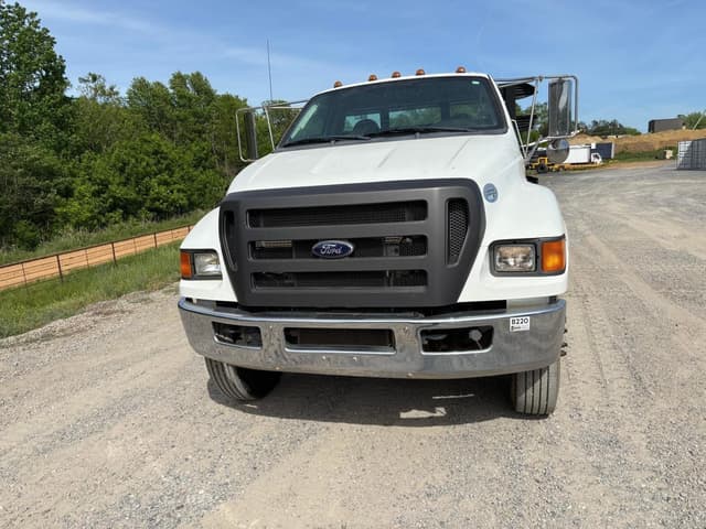 Image of Ford F-750 equipment image 1