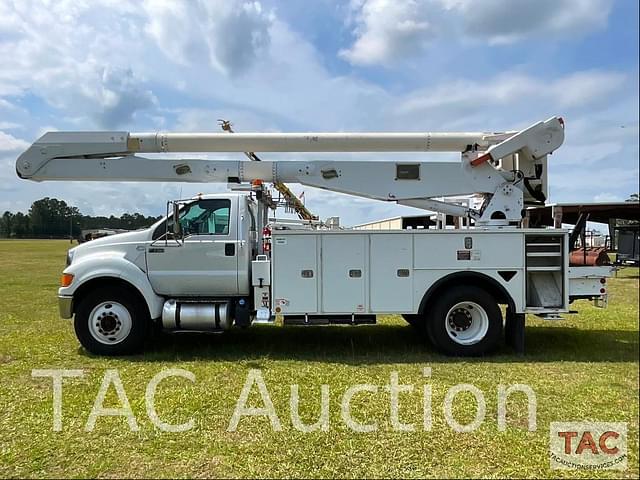 Image of Ford F-750 equipment image 1