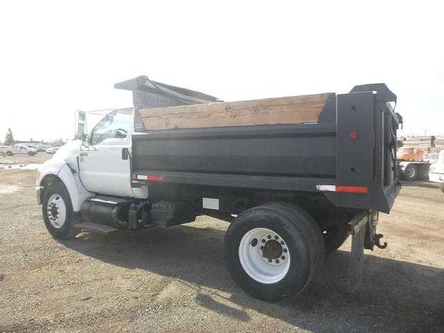 Image of Ford F-750 equipment image 3