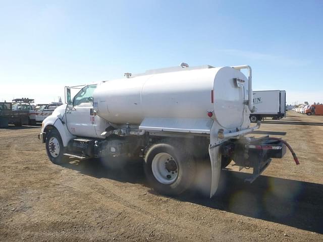 Image of Ford F-750 equipment image 3