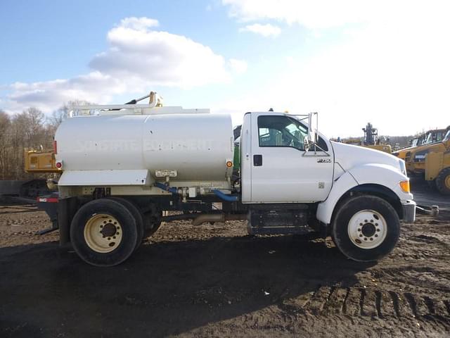 Image of Ford F-750 equipment image 2
