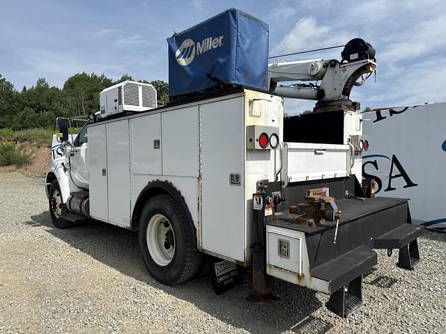 Image of Ford F-750 equipment image 2