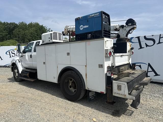 Image of Ford F-750 equipment image 2