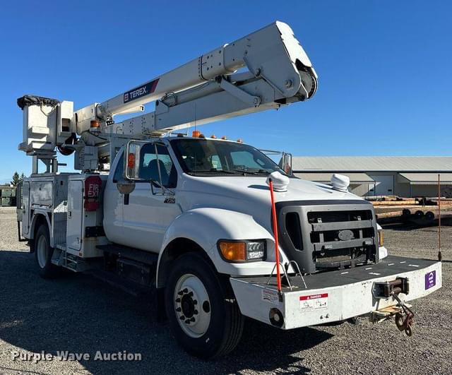 Image of Ford F-750 equipment image 2