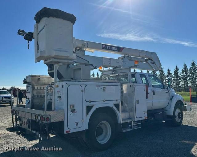 Image of Ford F-750 equipment image 4