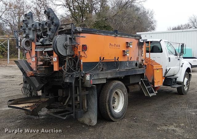 Image of Ford F-750 equipment image 4