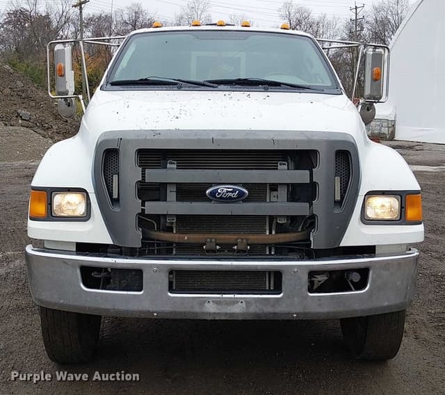 Image of Ford F-750 equipment image 1